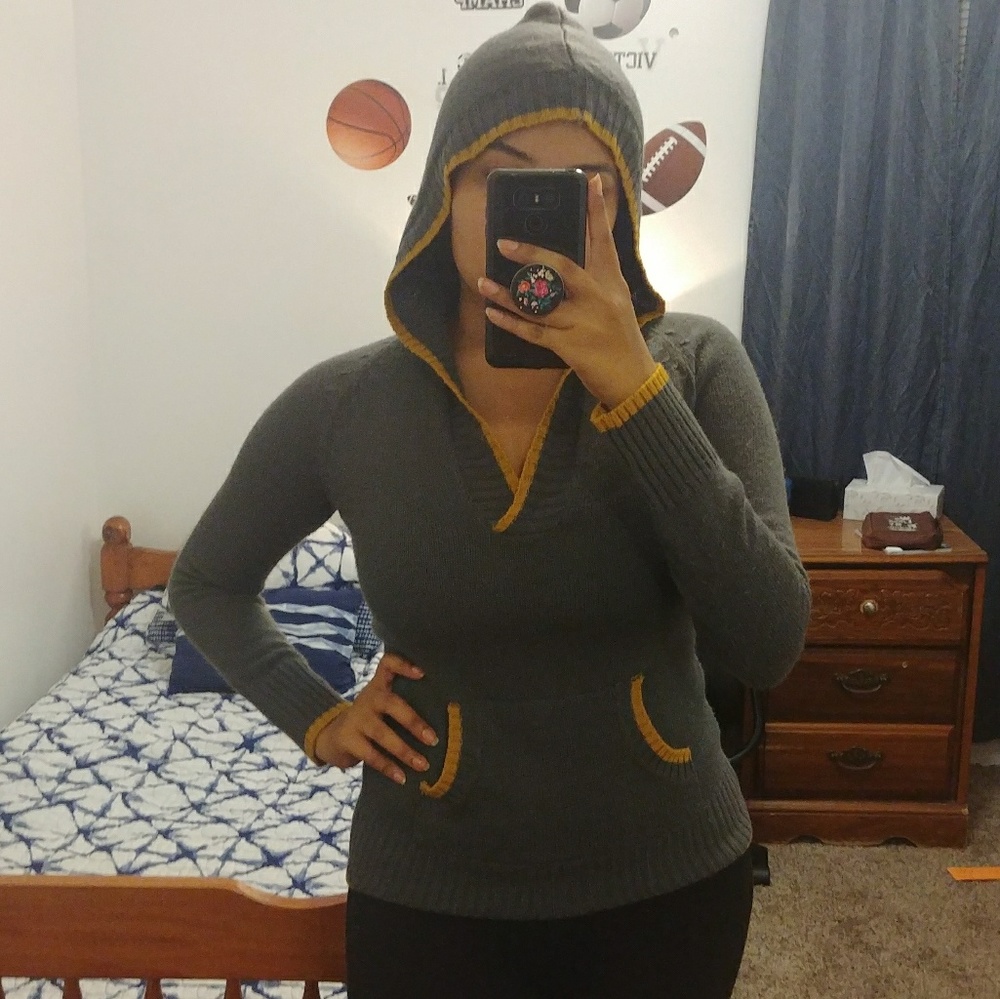 3/$30 Sale+free shipping Grey Hoodie top with a V neck